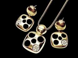 Bow pendant on along chain with adjustable suspension position necklace