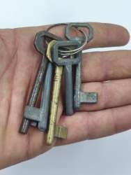 Vintage Skeleton Key Collection – Lot of 5 Antique Iron & Brass Keys