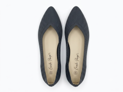 حذاءً نسائياً مسطحاً (Flat shoes) باللون الرمادي الداكن، ويتميز بتصميم 
