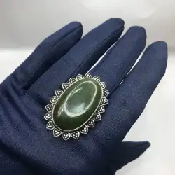 Vintage 925 sterling silver women's ring with Green jade is natura size 9