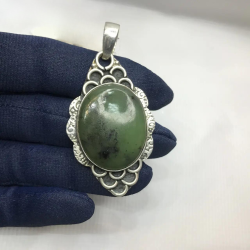 Vintage Women necklace made of 925sterling silver inlaid with natural jade stone