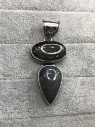 Vintage women's jewelry necklace in 925 sterling silver with natural labradorite