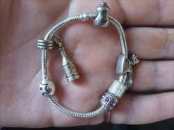 Silver-colored bracelets embroidered in various shapes Including it is encruste
