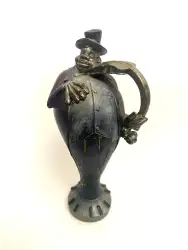 Vintage figurines statues Rails A distinctive personality, a theater violinist