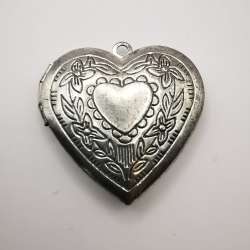 USSR Vintage Dainty Heart Pendant Handmade Opening Metal 4,9 g