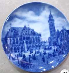 Serving dishesVintVintage plate painting of a Berlin market in 1859. Old design.