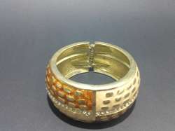 Women's hand bracelet, a distinctive golden color, elegant and beautiful,