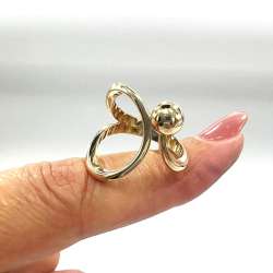 Elegant 14K Yellow Gold Ring with Modern Design – Simple yet Luxurious