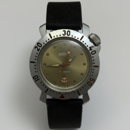 Vintage Komandirskie Youth Wristwatch USSR Mechanical 17J Anchor Dial Diver 3947