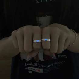 Glow-In-The-Dark Love Heart Rings: Luminous Blue & Pink Light