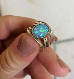 Antique A sterling silver ring studded with fiery blue opal Caliber 925 Size 12