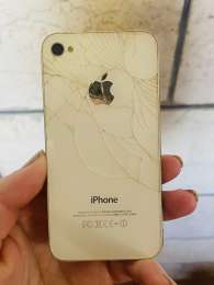 Apple iPhone 4 -8GB -White -Unlocked -back cracked It doesn't work