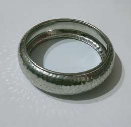 Vintage Silver Bracelet with Hammered Design - A Touch of Modern Elegance
