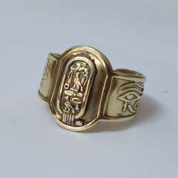 Gold-tone copper ring with cartouche and Eye of Horus – pharaonic Egyptian style
