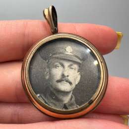 WW1 Antique Rolled Gold Photo Locket Pendant Medallion Soldier Family Portrait