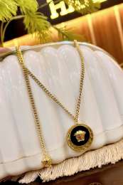 Beautiful and chic gold-tone stainless steel women's chain