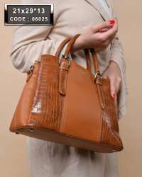 Leather bag with inner compartments, zipper and magnets that fits all your daily
