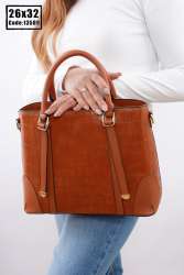 Brown leather bag with zipper and spacious external pocket, suitable for going